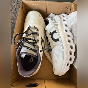 brand new white cloudmonster!!